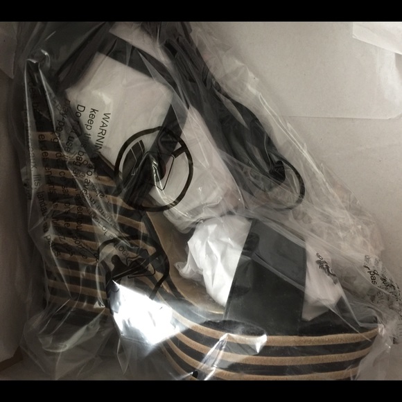 Vacation Chic Strappy Sandals - Picture 2 of 3